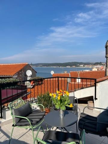 Deluxe Apartment Casa Flores With Sea View & Terrace ロヴィニ エクステリア 写真